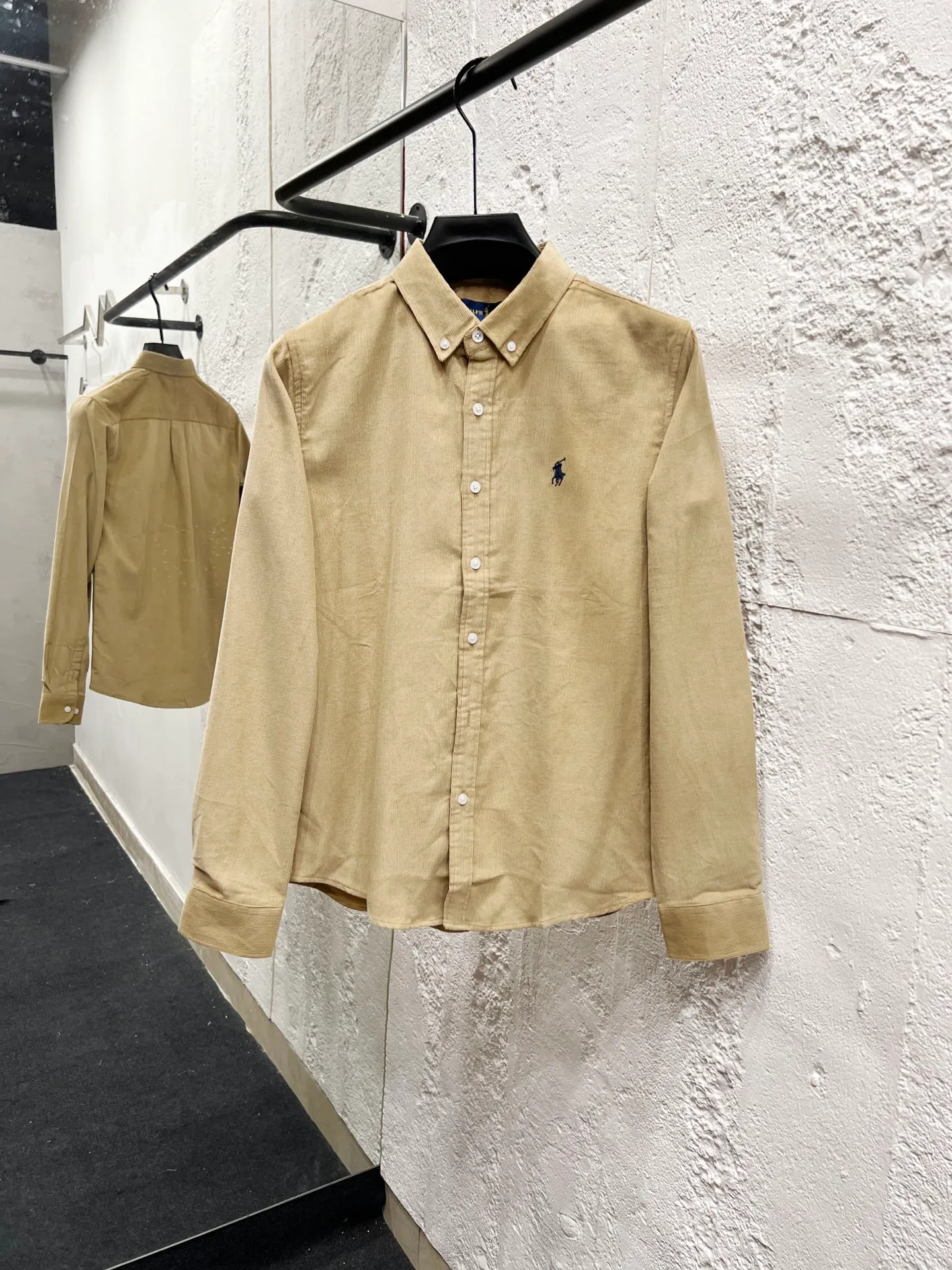 🅿️250 Style number: T61 pure cotton corduroy shirt, black, navy, white, khaki, four colors Size: M (110-125 pounds) L (125-140 pounds) XL (140-155 pounds) 2XL (155-170 pounds) Color: Khaki